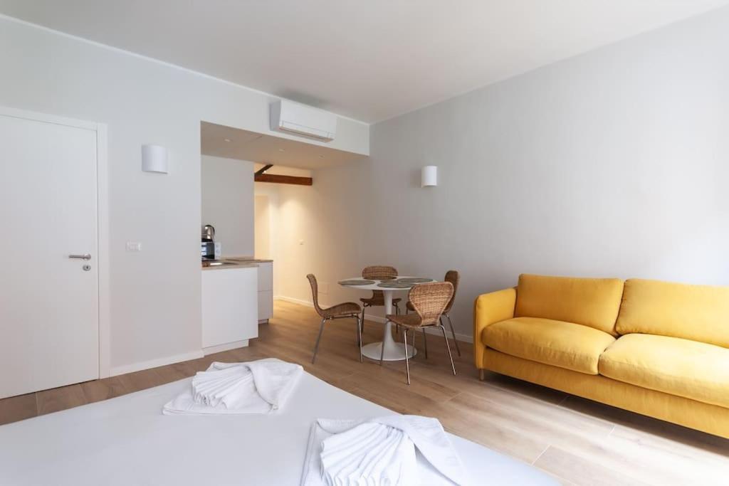 Youhosty - Ticinese Suite 1 Milan Bagian luar foto